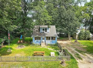9024 Mandon Rd, White Lake, MI 48386
