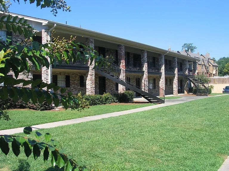 The Crescent at Lakeshore — Photo 2