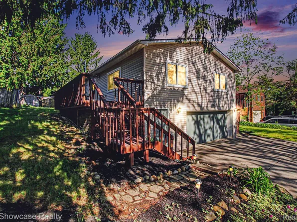 2331 Lakeside Dr, Highland, MI 48356