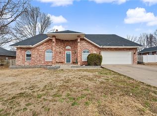 910 Raintree Ct, Siloam Springs, AR 72761