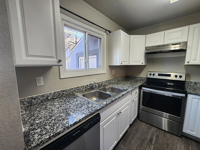 223 N Race St #C — Photo 7
