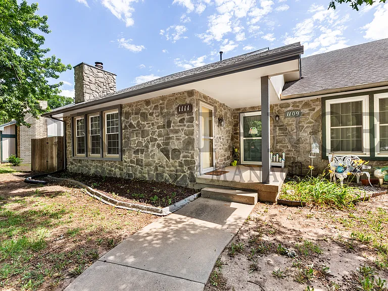 1111 E Redwood Rd — Photo 2