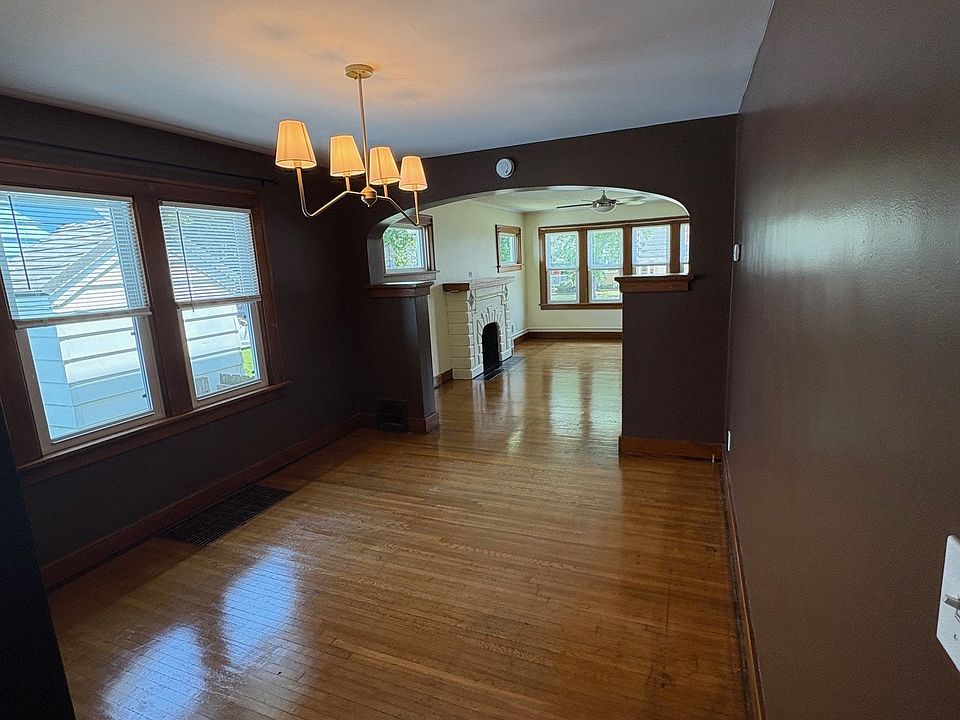 Large formal dining room with new blinds, fresh paint.