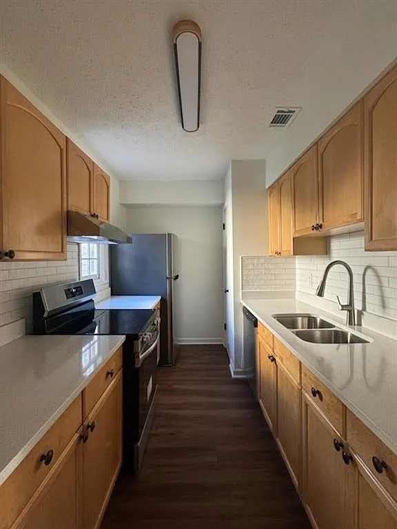 1 bed, 800 sqft, $1,300 — Photo 3