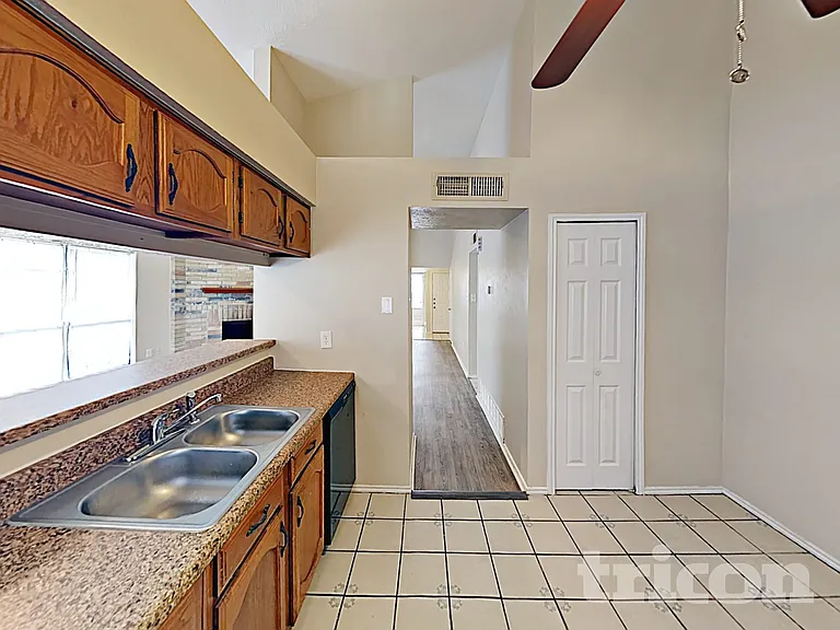 7811 Bluff Trail Dr — Photo 17