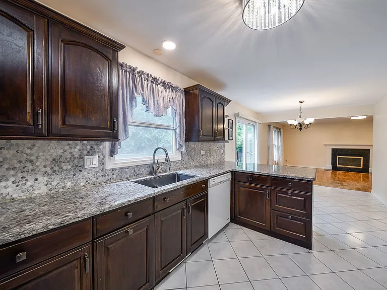 339 Windsor Dr — Photo 7