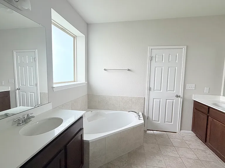 1009 Valley View Dr — Photo 13