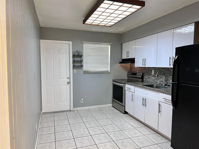 5650 SW 26th St #2 — Photo 2
