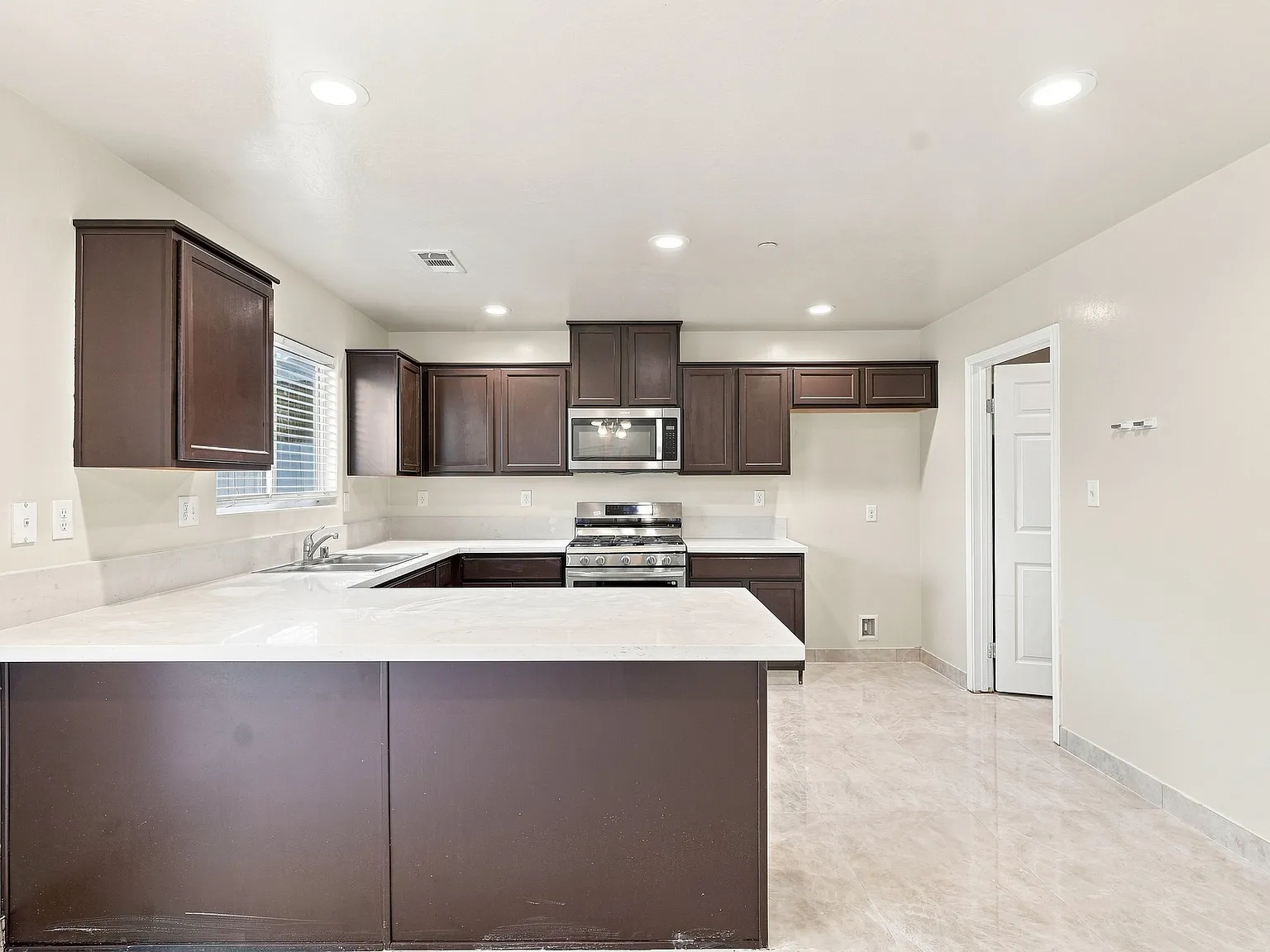 4 bed, 1836 sqft, $2,700 — Photo 3