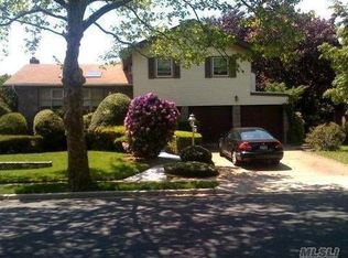 903 Park Ln, Valley Stream, NY 11581