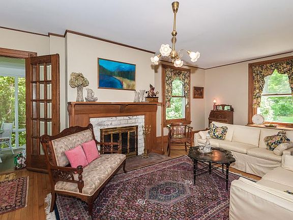 5th image of 228 Roseland Ave