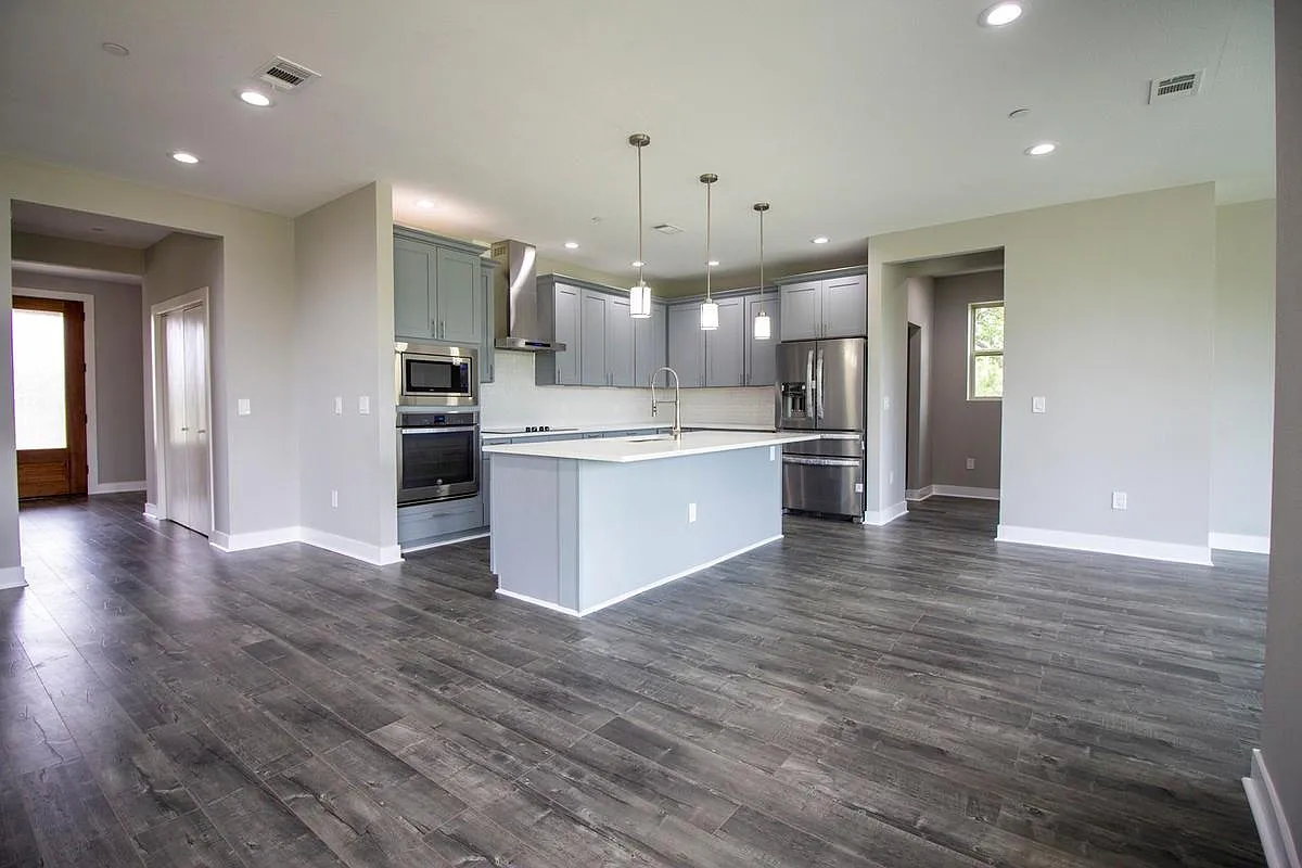 4 bed, 2949 sqft, $4,500 — Photo 2