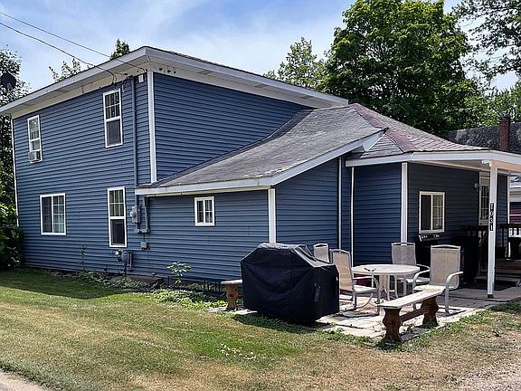 3rd image of 1031 6th Ave