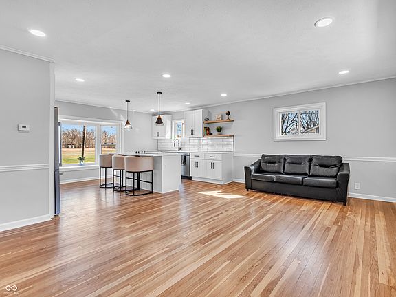 4th image of 533 E Ulen Dr
