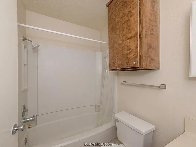 2515 Hickory Dr — Photo 8