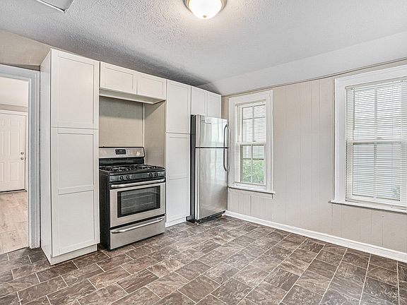 3rd image of 333 Robey Pl SE