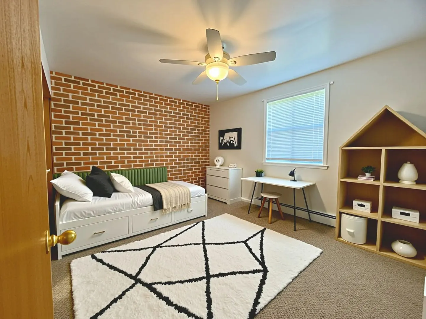 2 Bedroom 1 Bathroom in Mount Joy! — Photo 4