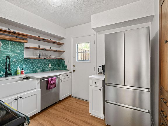 5th image of 220 Elizabeth St APT E7