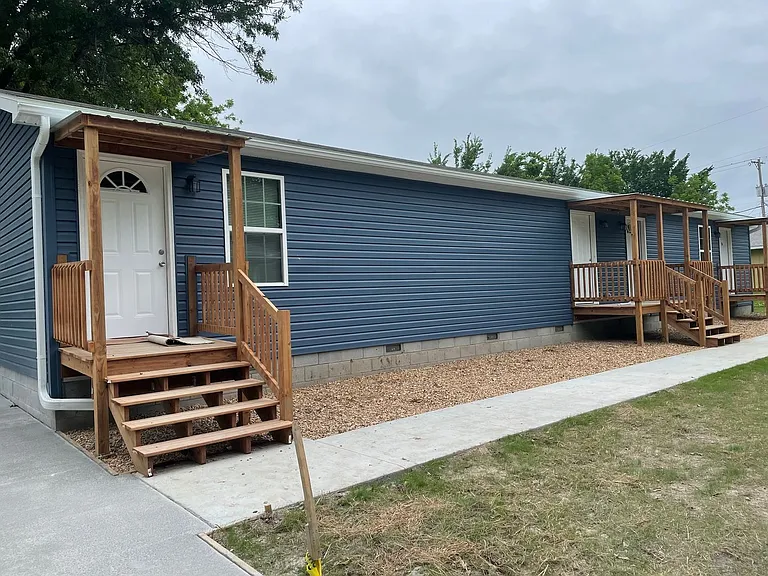 1005 E Monroe St — Photo 1