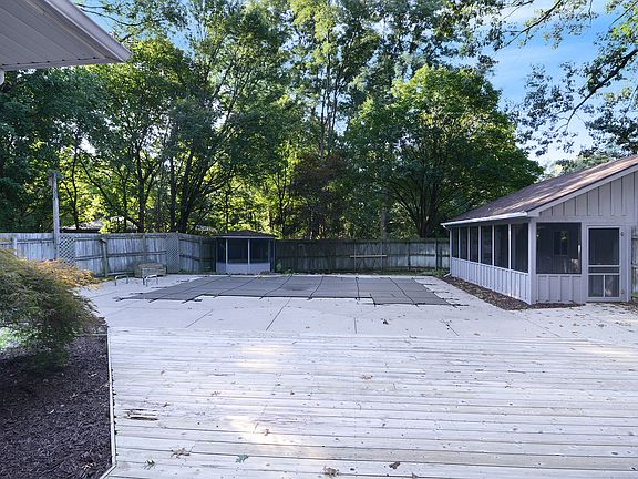 4th image of 1050 Hillcrest Ave