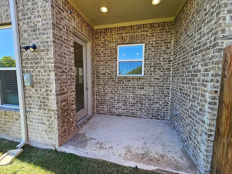 549 Hutchinson Ln — Photo 22