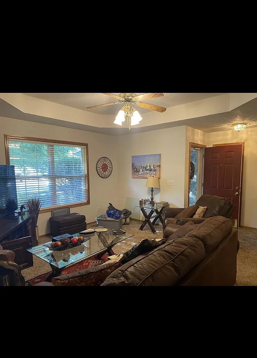 3 bed, 1200 sqft, $1,300 — Photo 2