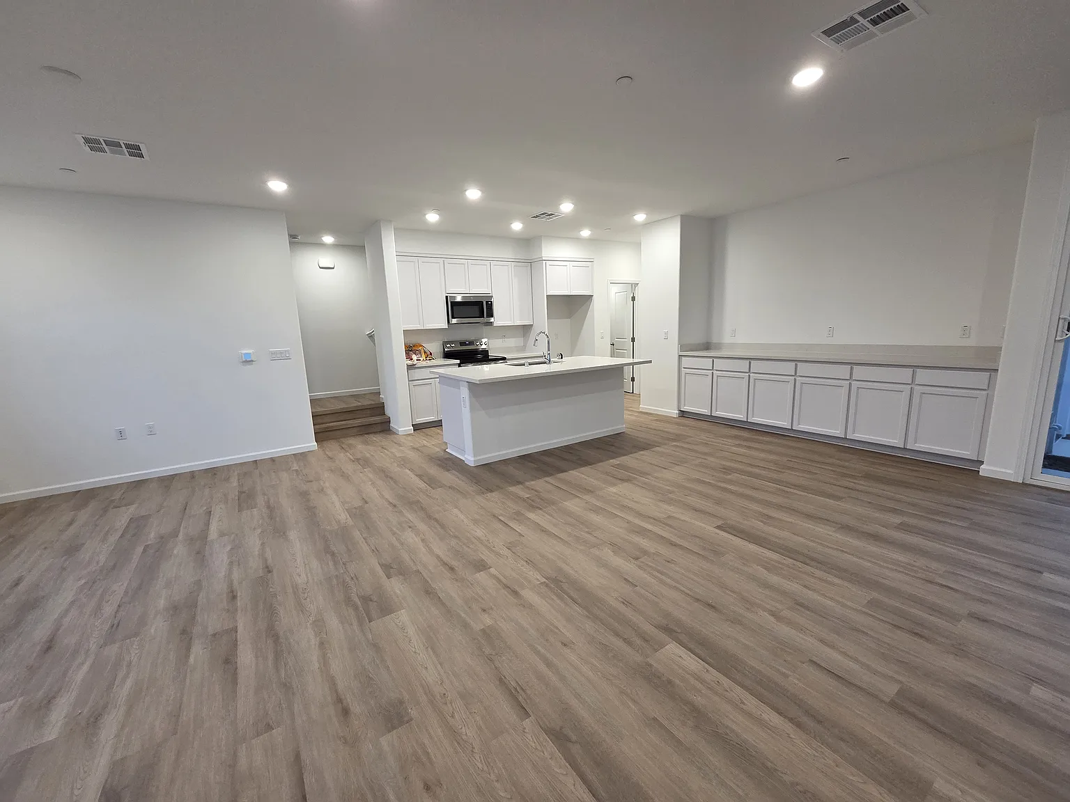 3 bed, 2.5 bath, 1730 sqft, $2,995 — Photo 2