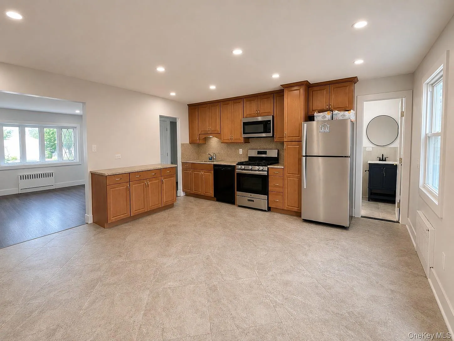 4 bed, 2.0 bath, 1400 sqft, $4,500 — Photo 2