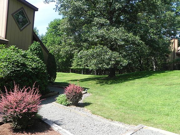 2nd image of 11 Lakeview Ct