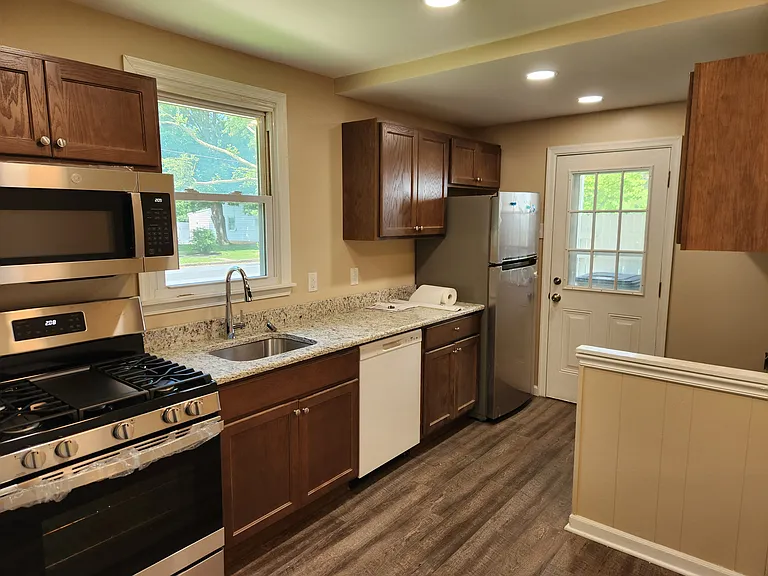 4085 Seneca Ave — Photo 3