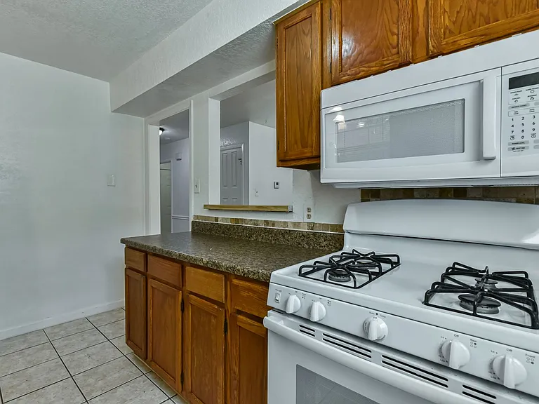 1128 Royal Crest Dr — Photo 13