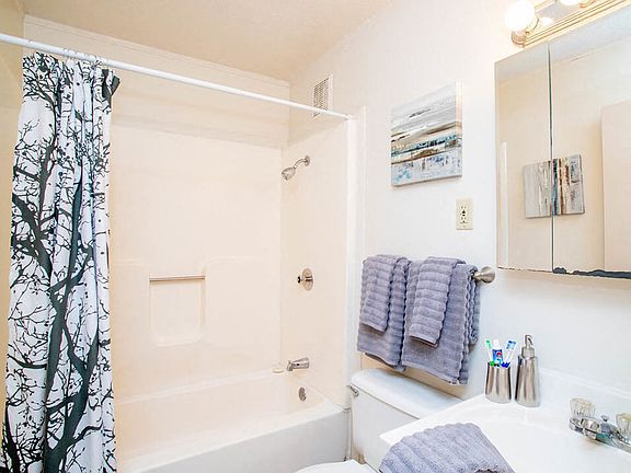 Large Bathrooms to Make Getting Ready in the Morning a Breeze