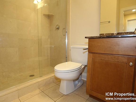 4th image of 1039 W Newport Ave #1G
