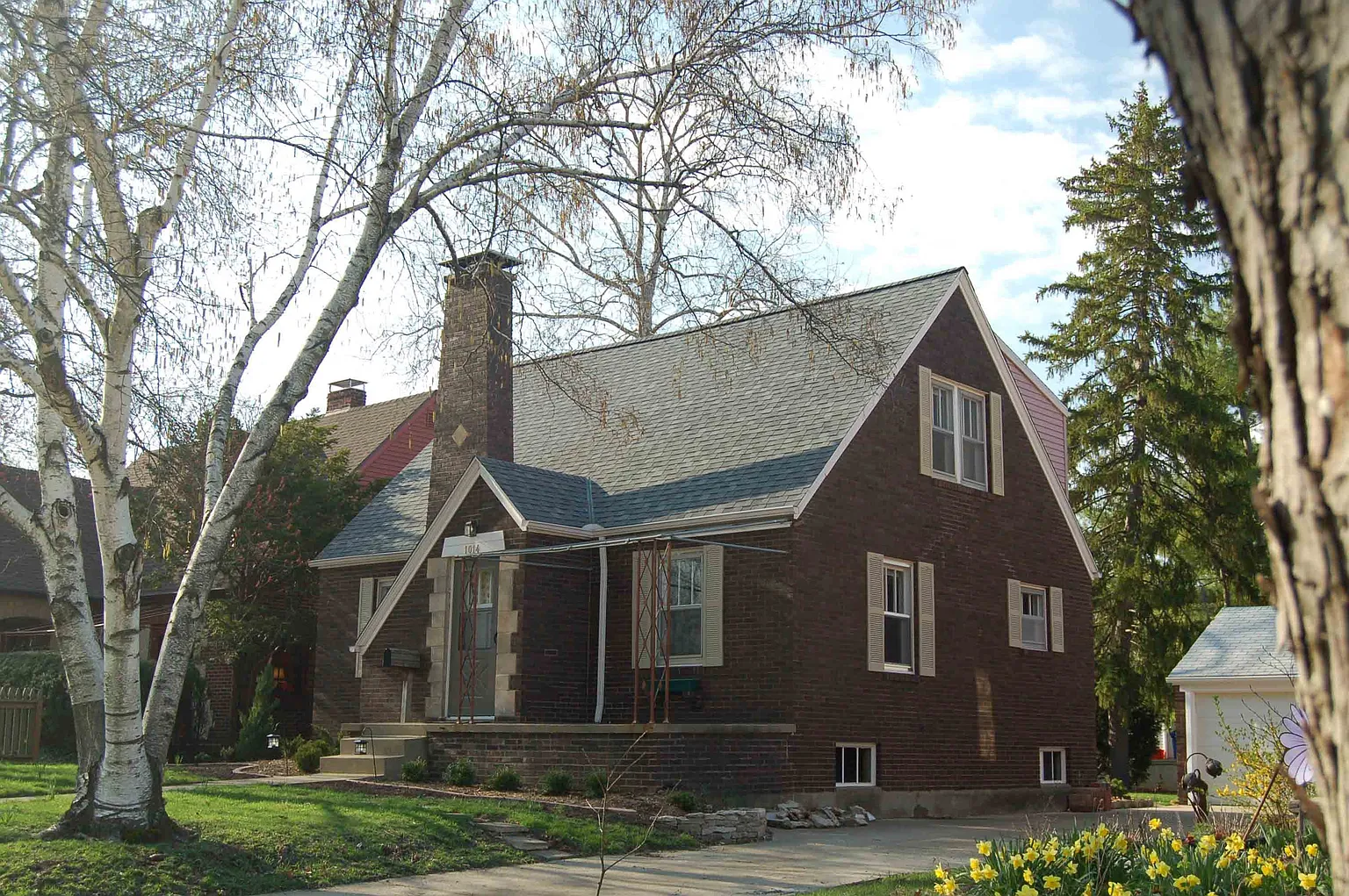 1014 W John St photo 1