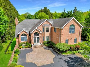 20 Chauncey Pl, Woodbury, NY 11797