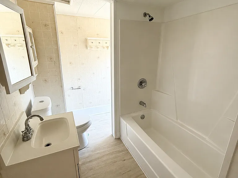 2200 Rebecca St — Photo 10