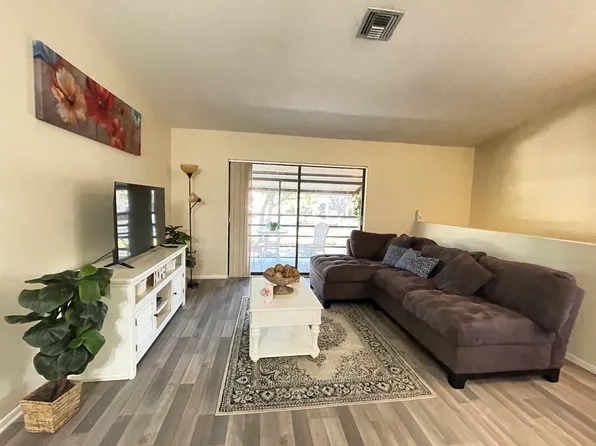 8418 Gardens Cir, Sarasota, FL 34243