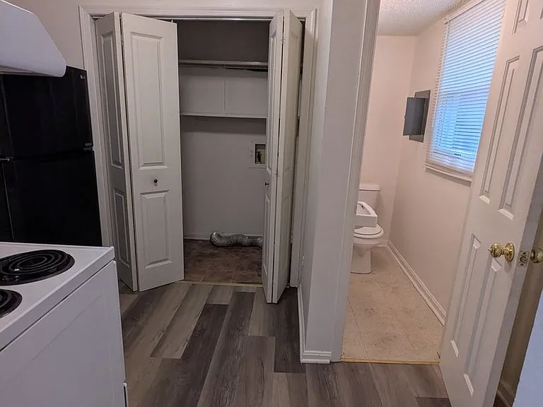 209 Surrey Ct — Photo 4