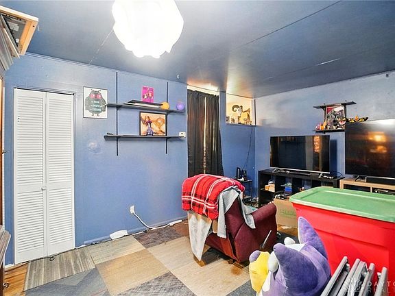 3rd image of 122 Diana Ln N