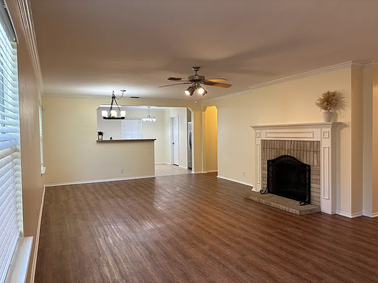 201 Katie Ct — Photo 2