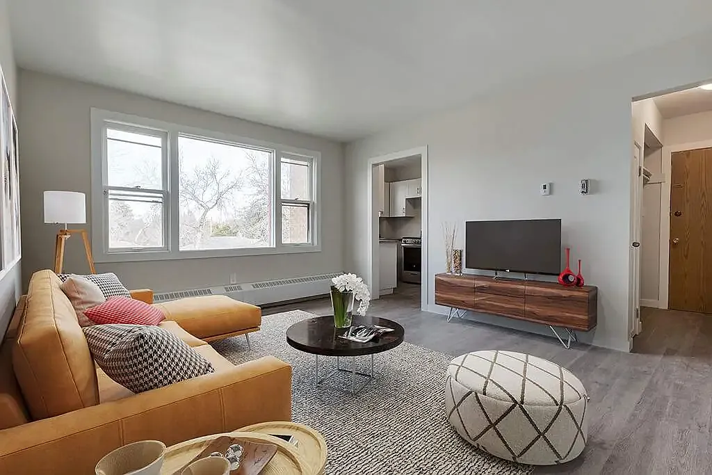Lakeview Apartments — Photo 1