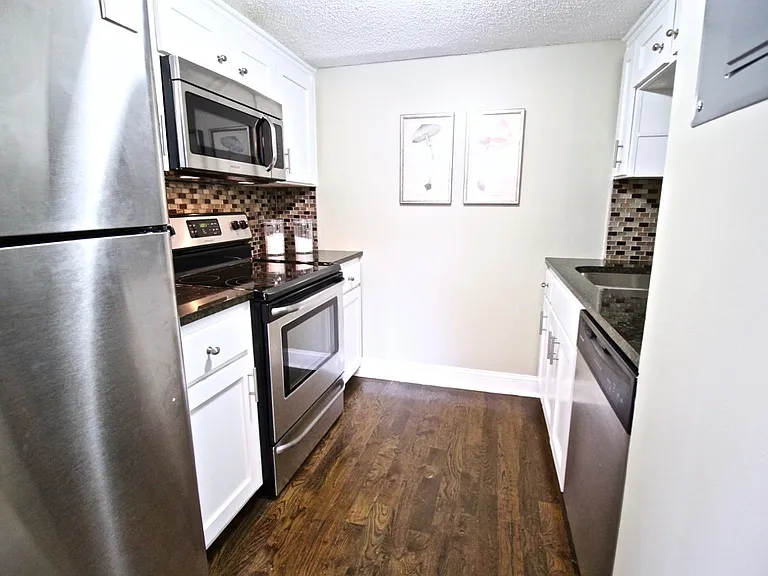 Plaza La Belle Apartments — Photo 21