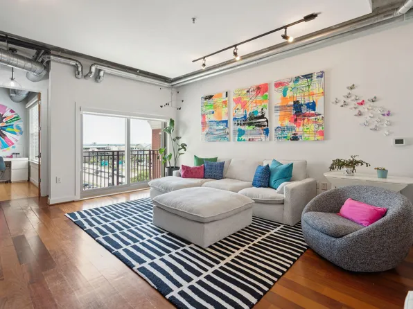 150 Bee St APT 708, Charleston, SC 29401
