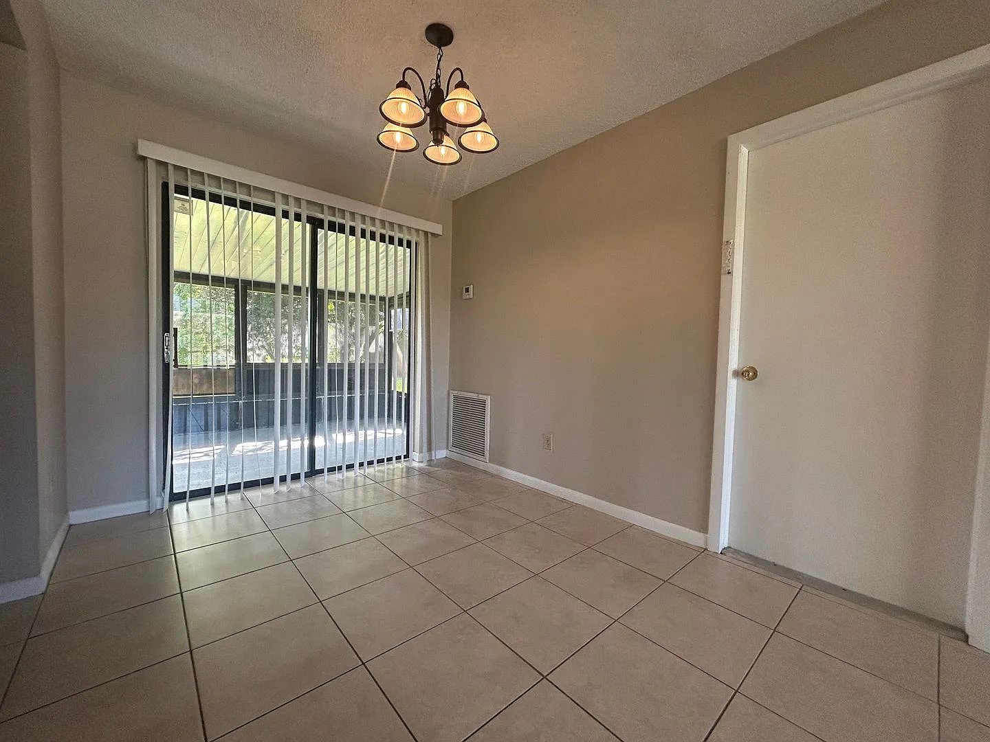 Charming 1 Story Stucco Home - 3 bed 2 bath & 2 car Garage with large back yard! — Photo 3