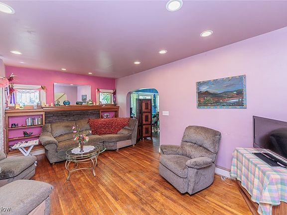 2nd image of 1292 Summit Ave