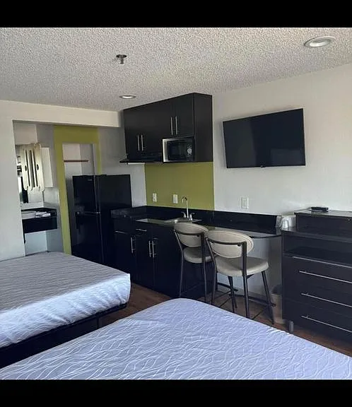6730 N Blackstone Ave — Photo 7