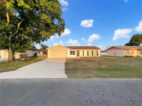 210 E Cedarwood Cir, Kissimmee, FL 34743