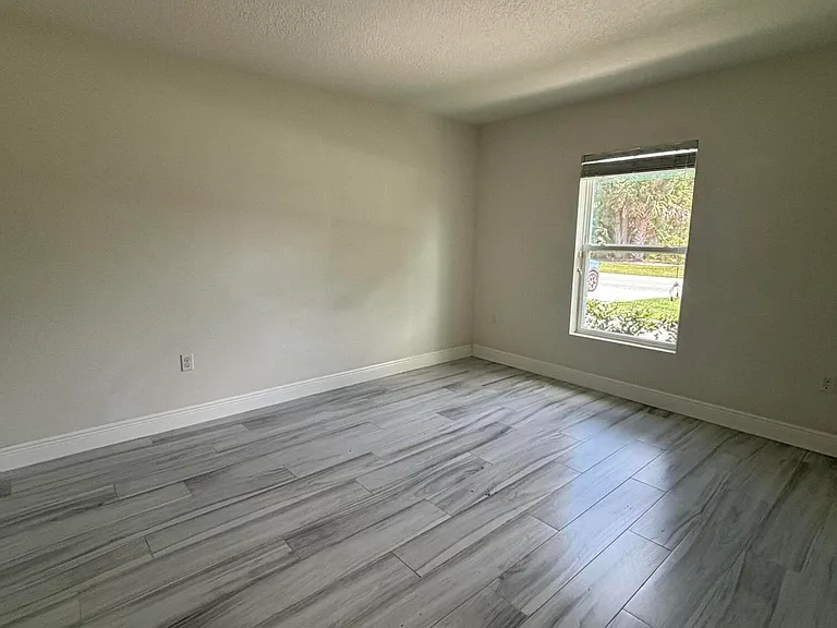 2231 SE Mariposa Ave — Photo 5