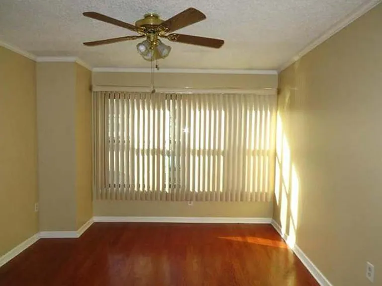 212 East Ct — Photo 4