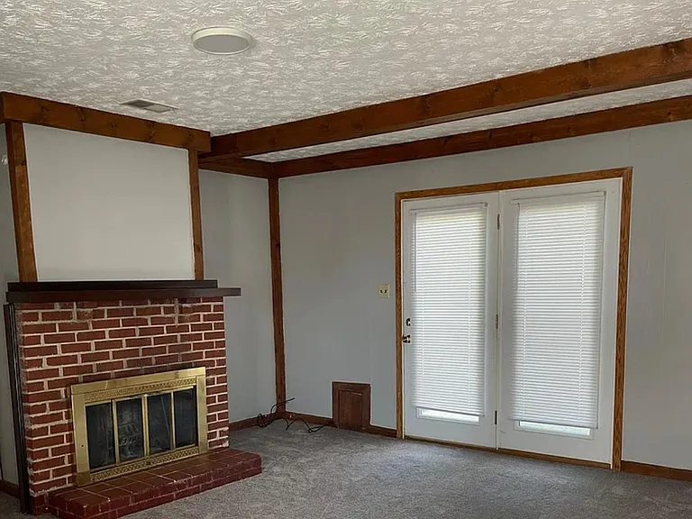 209 Mount Vernon Dr — Photo 2
